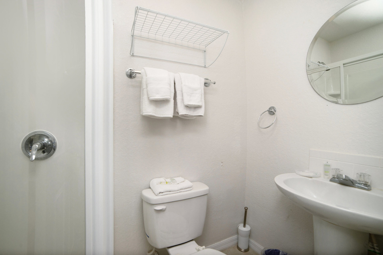 Bathroom 3, 204glen, Polk
