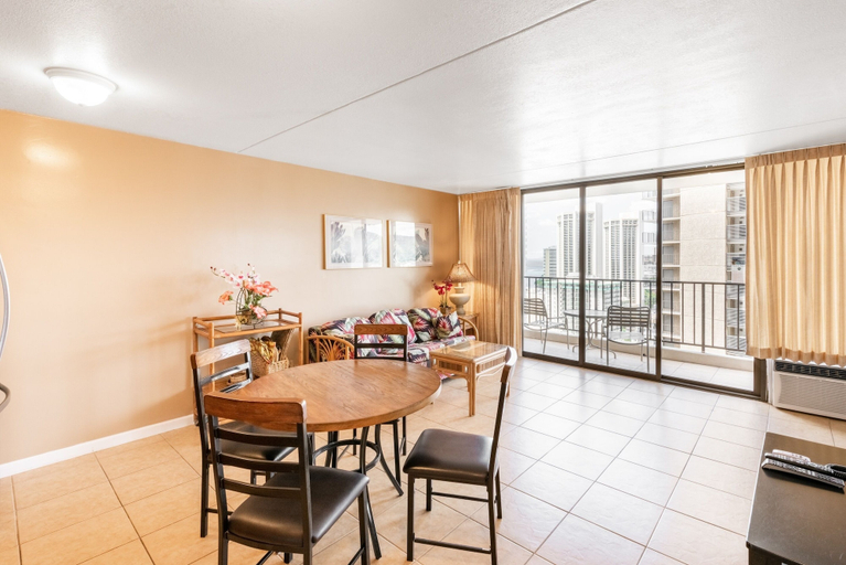 Food & Drinks 5, Waikiki Banyan Condo Located One Block From Waikiki Beach!, Honolulu