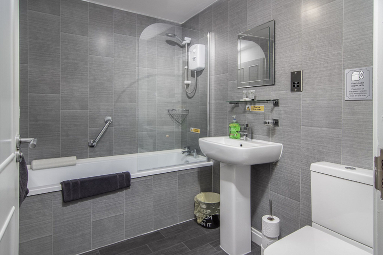 Bathroom, 2 Bedrooms Sleeps 6 Near Top Blackpool Attractions, Blackpool