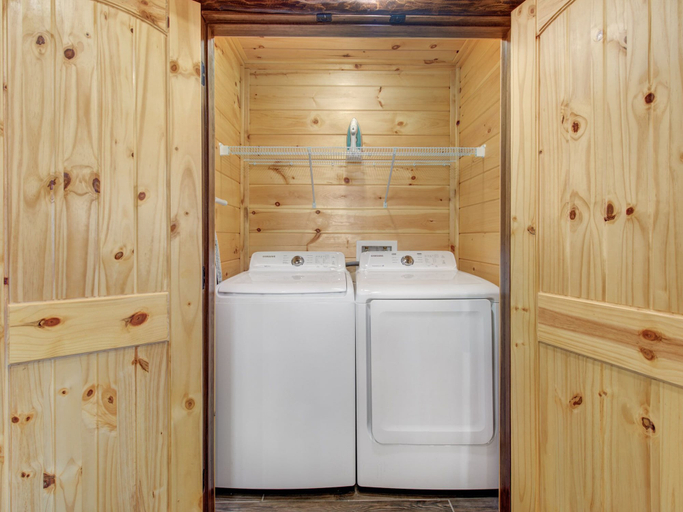 Bathroom 4, Waldens Creek Lodge, Sevier