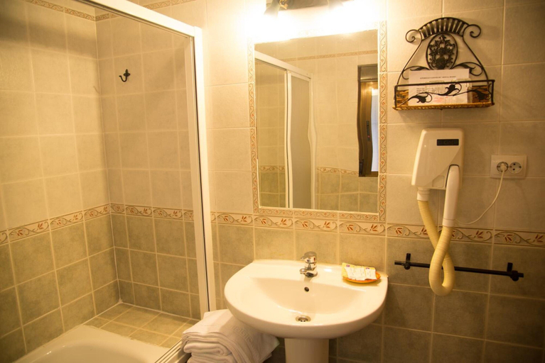 Bathroom 3, Hostal Hueso, Cáceres
