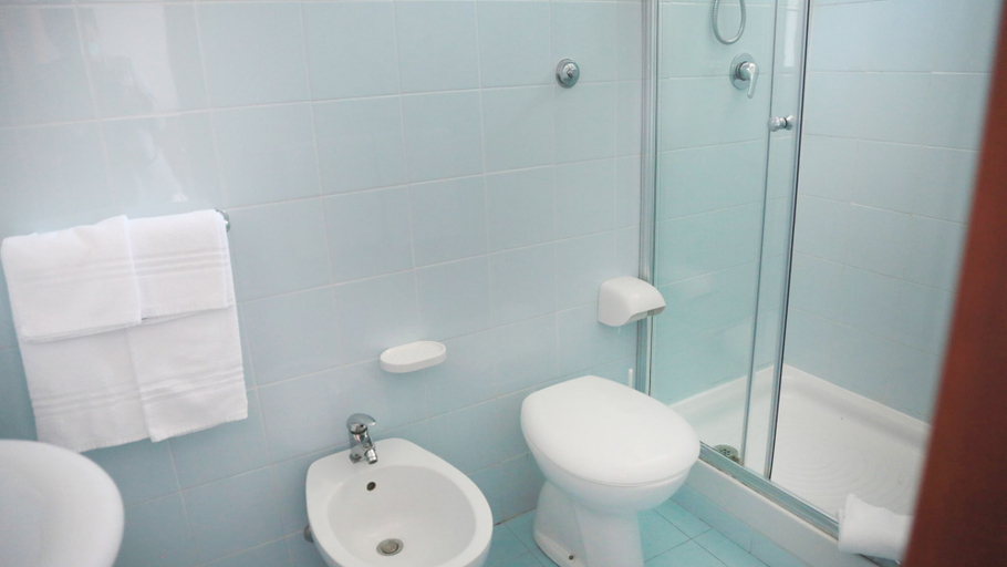 Bathroom 5, Hotel Pineta, Foggia