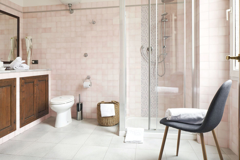 Bathroom, A Few Steps to The Duomo Majestic 5BD Apt, Florence