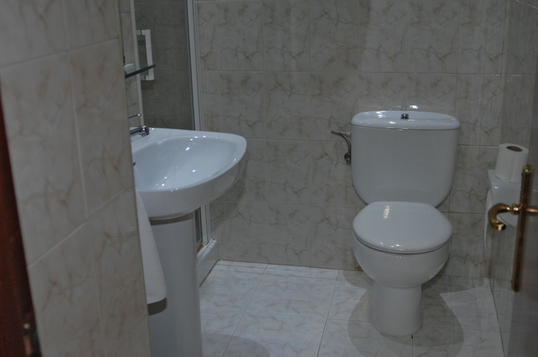 Bathroom 5, Hotel Santa Cruz, Asturias
