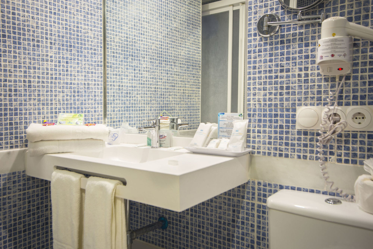 Bathroom 5, Benalmádena Palace - Hotel SPA & Apartments, Málaga