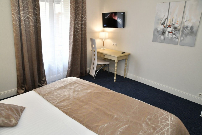 Bedroom 5, Le Renaissance, Cantal