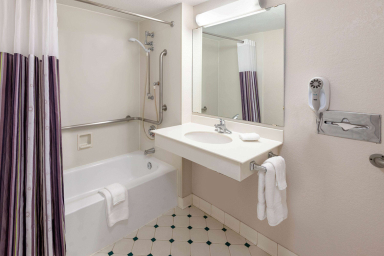 Bathroom 4, La Quinta Inn Farmington, San Juan
