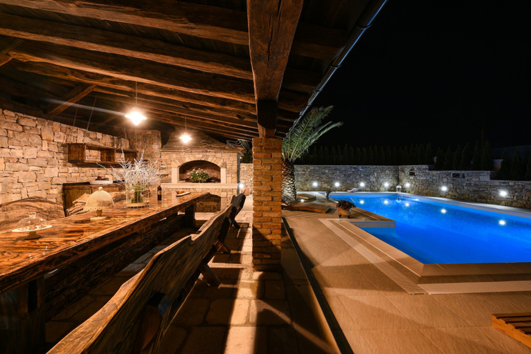 Sport & Beauty 5, Villa Quince, Poličnik