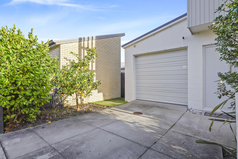 Exterior & Views 2, Modern 3BR Family House - Yard & Big TV, Waitakere