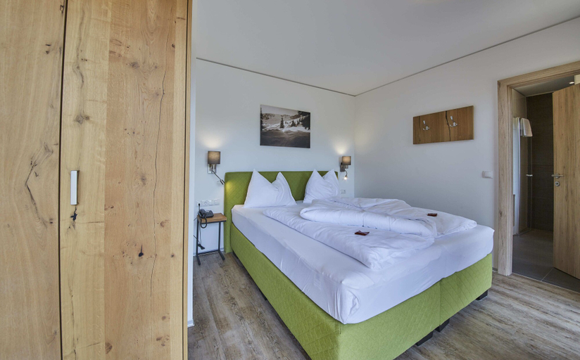 Bedroom 3, AlpenParks Hotel & Apartment Sonnleiten, Zell am See