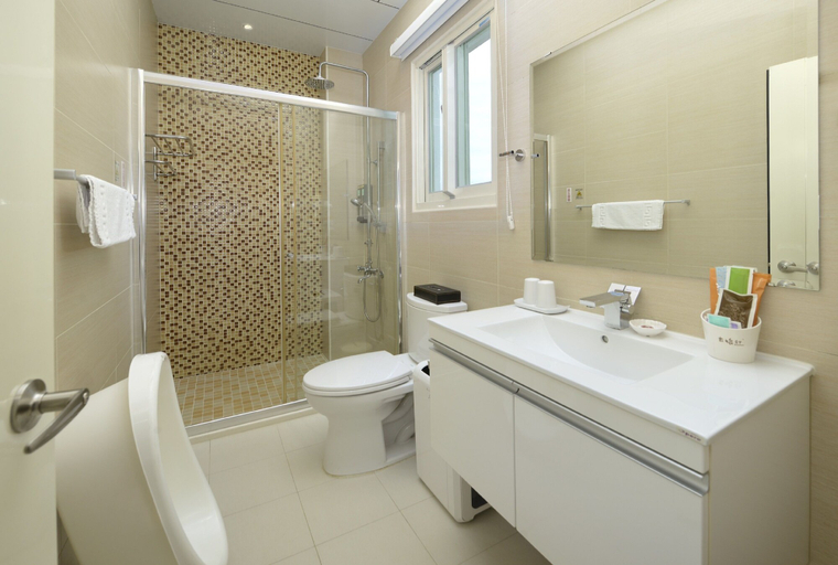 Bathroom 4, Dancing Butterfly Slide Family Inn, Yilan