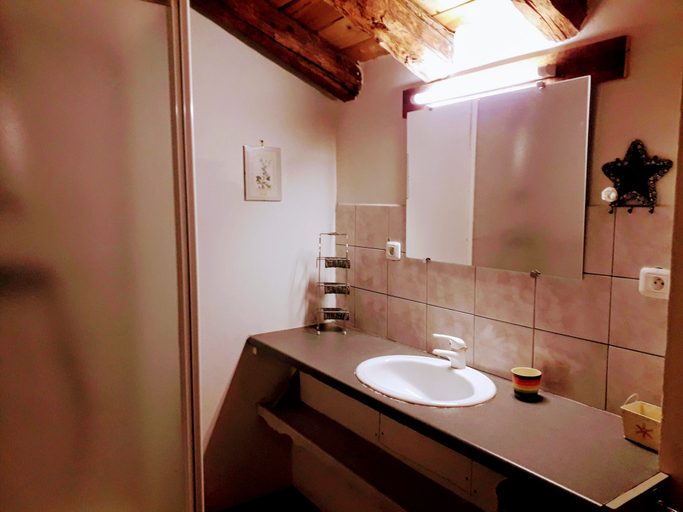 Bathroom, Ker Carlines, Pyrénées-Orientales