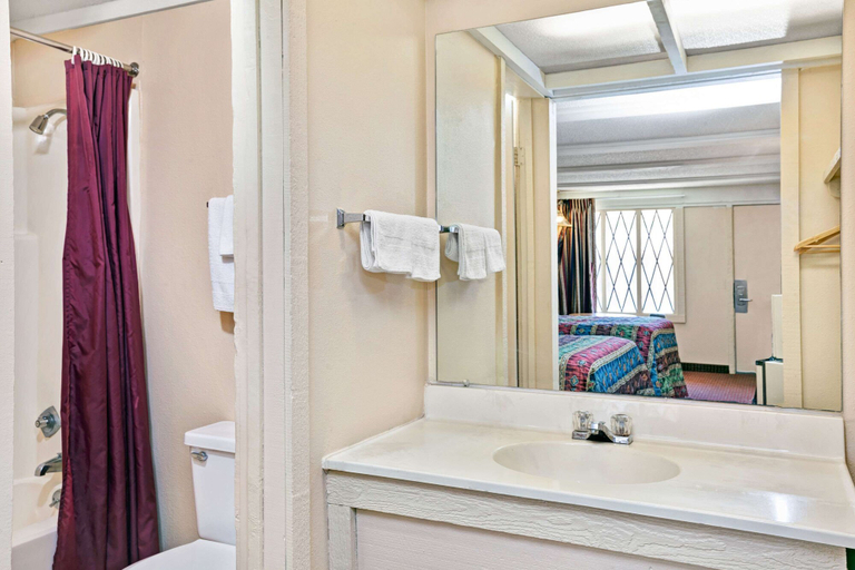 Bathroom 5, Knights Inn Charleston, Kanawha