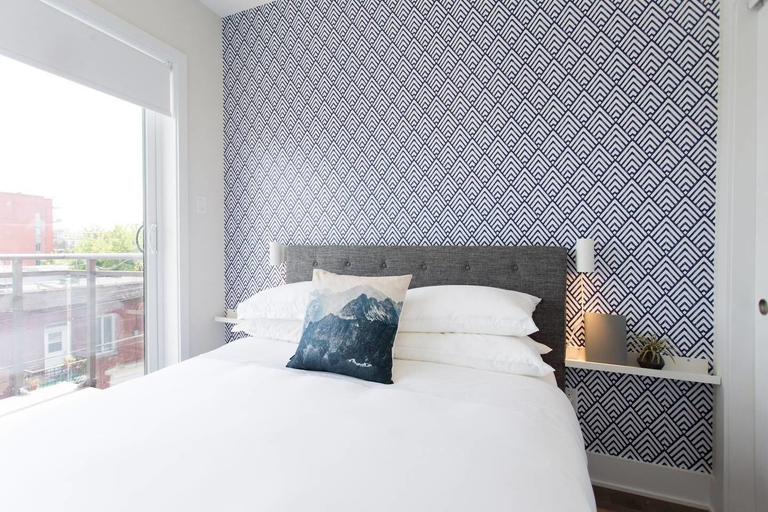 Bedroom 4, Stunning Split Level 3 BR Little Italy Apartment, Montréal