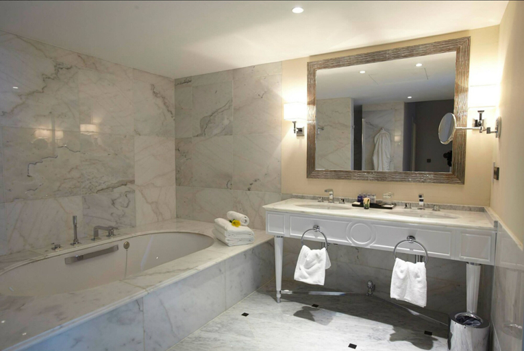 Bathroom 5, Palm Camayenne, Conakry