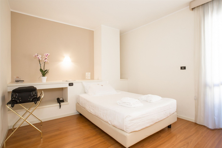 Bedroom 2, Hotel Orientale, Brindisi