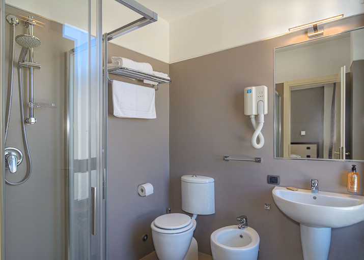 Bathroom 5, Hotel Spinelli, Lucca