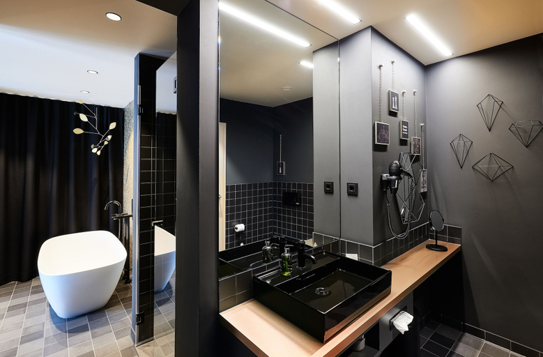 Bathroom 4, Hotel Zugbruecke Grenzau, Westerwaldkreis