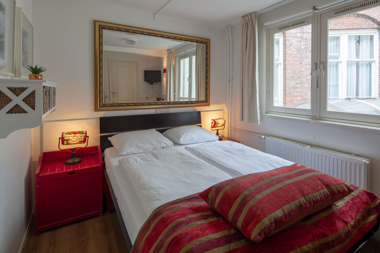 Bedroom 2, Amsterdam House Hotel, Amsterdam