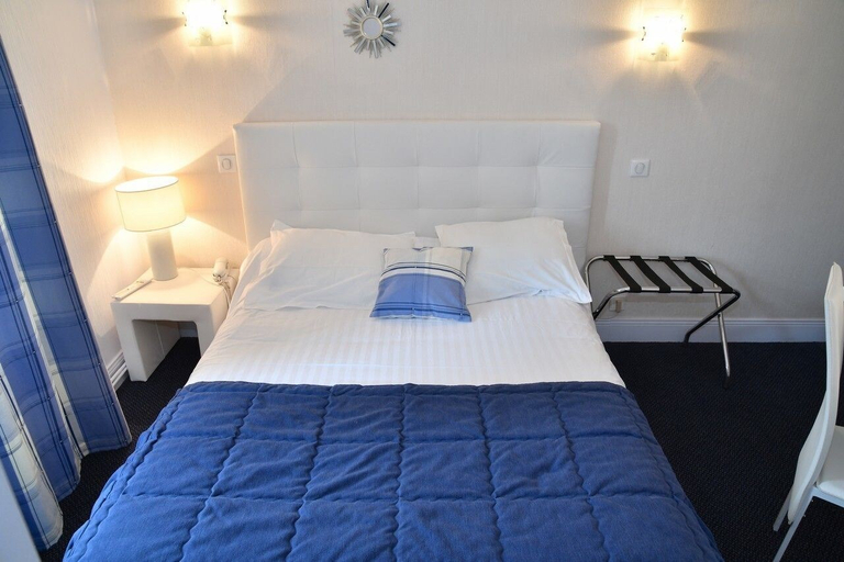 Bedroom 2, Le Renaissance, Cantal