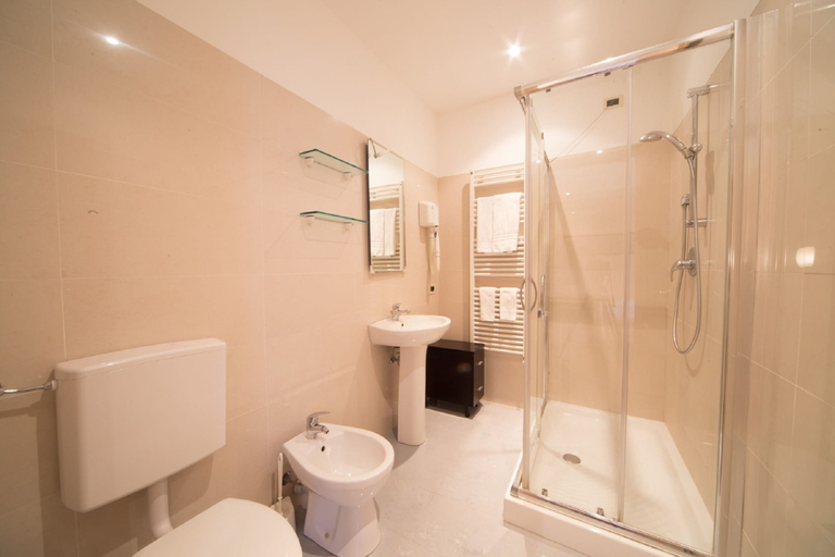 Bathroom 5, Hotel Globo Suite, Imperia
