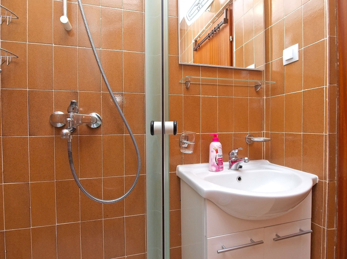 Bathroom 3, House 1379, Pula