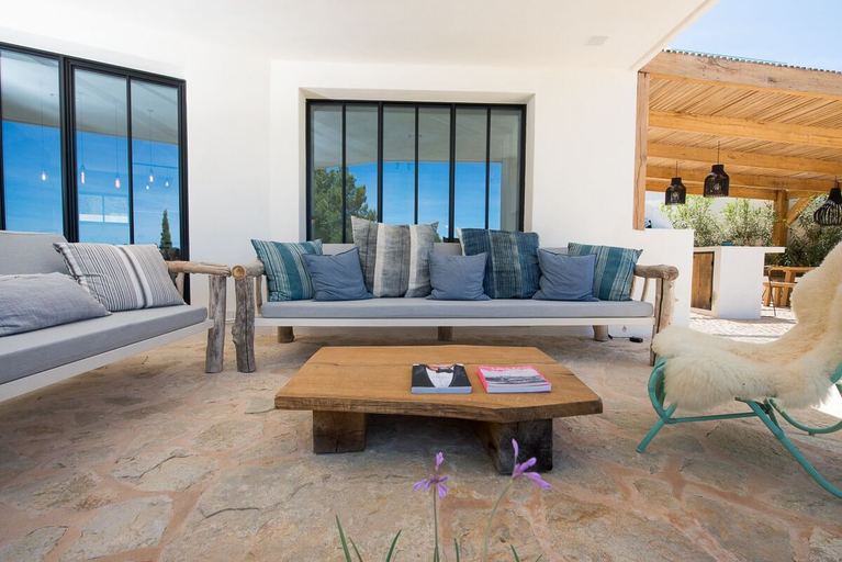Others 5, Villa Odiya, Baleares