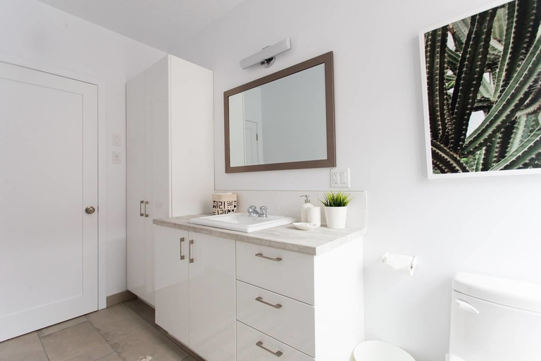 Bathroom 4, Trendy Little Italy 3 Bedroom Condo, Montréal