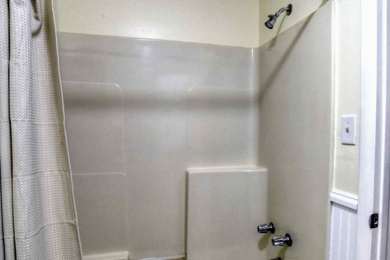 Bathroom 4, It's Five O'clock Somewhere 6/3), Bay
