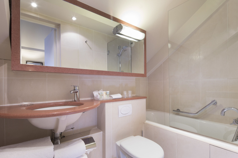 Bathroom 4, Hôtel Paris Louvre Opéra, Paris