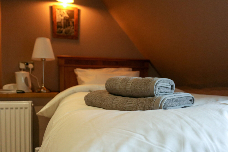 Bedroom 2, The Hollybush Inn, Warwickshire