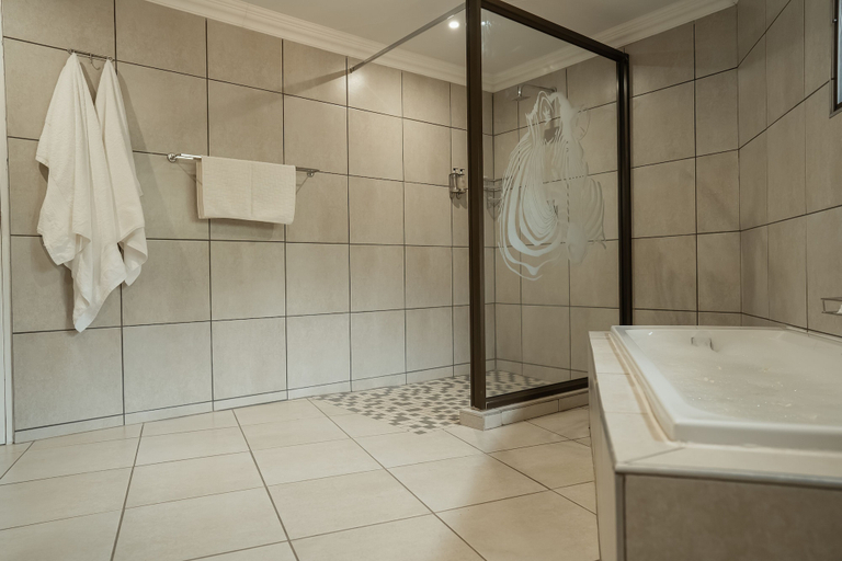 Bathroom 5, Tshukudu Game Lodge, Mopani