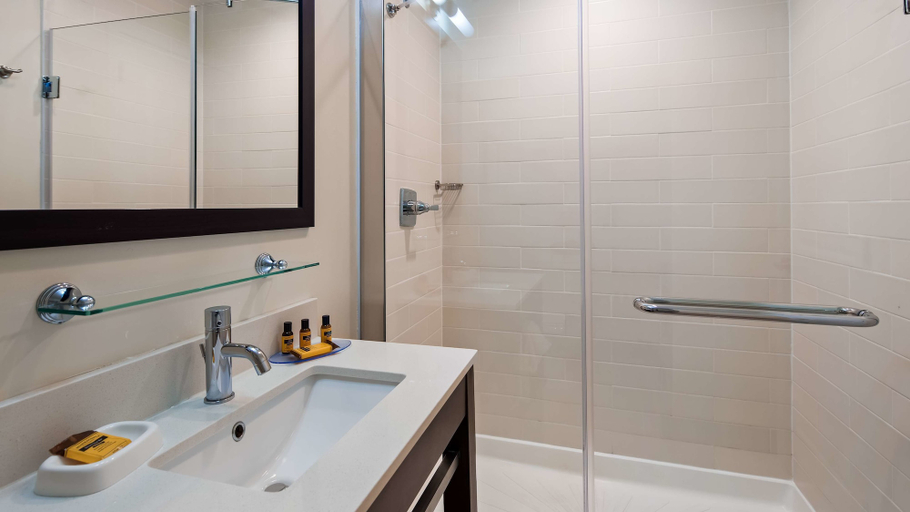 Bathroom 4, Best Western Plus Philadelphia Convention Center Hotel, Philadelphia