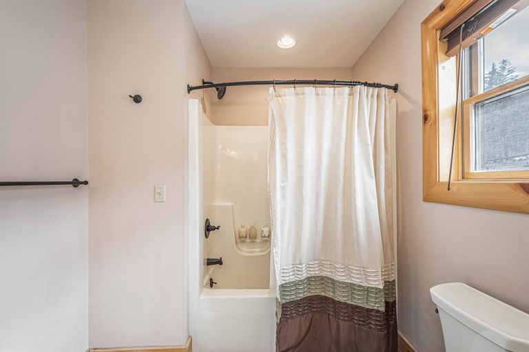 Bathroom 4, Morningside Lodge, Garrett