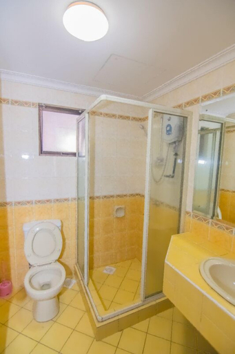 Bathroom 4, Marina Travellers Suite Marina Court, Kota Kinabalu
