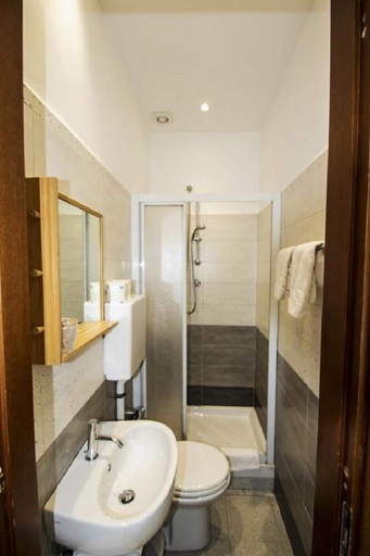 Bathroom 4, Hotel Baia, La Spezia