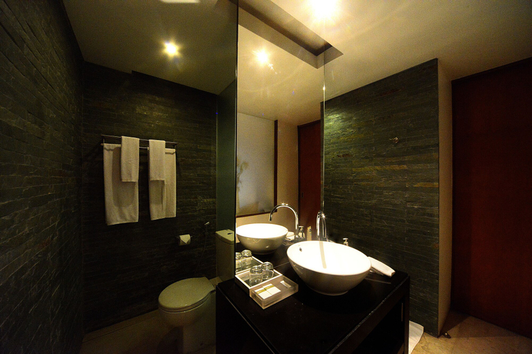 Bathroom 5, The Quay Boutique Hotel, Phnom Penh