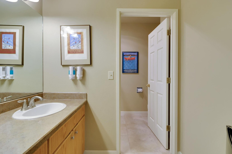 Bathroom 5, River Ridge 513B, Deschutes