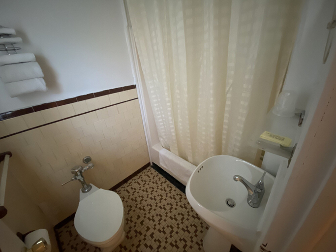 Bathroom 4, Gateway Inn, Warren
