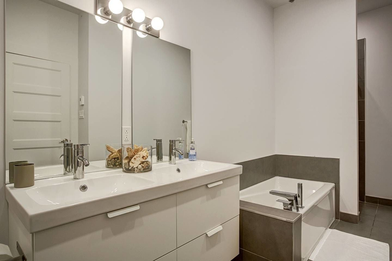 Bathroom, Spacious Industrial Loft in Le Plateau, Montréal