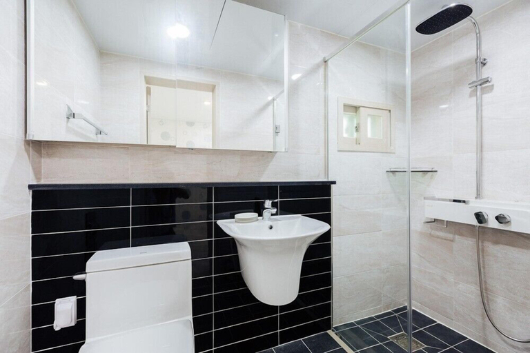 Bathroom 5, Vernazza Pension, Pohang