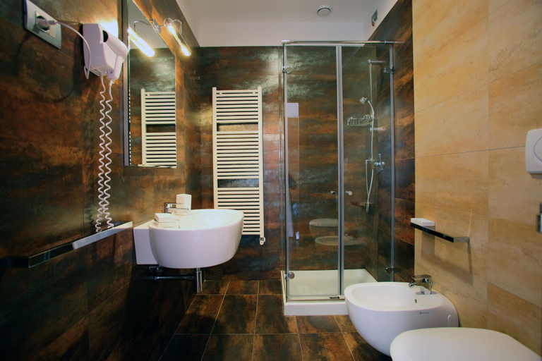Bathroom 4, Scialì Hotel, Foggia