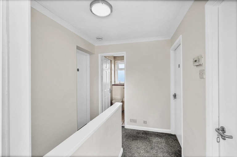 Others 4, Heathrow Living St Annes Svcs Hse 5 BDRM, Surrey