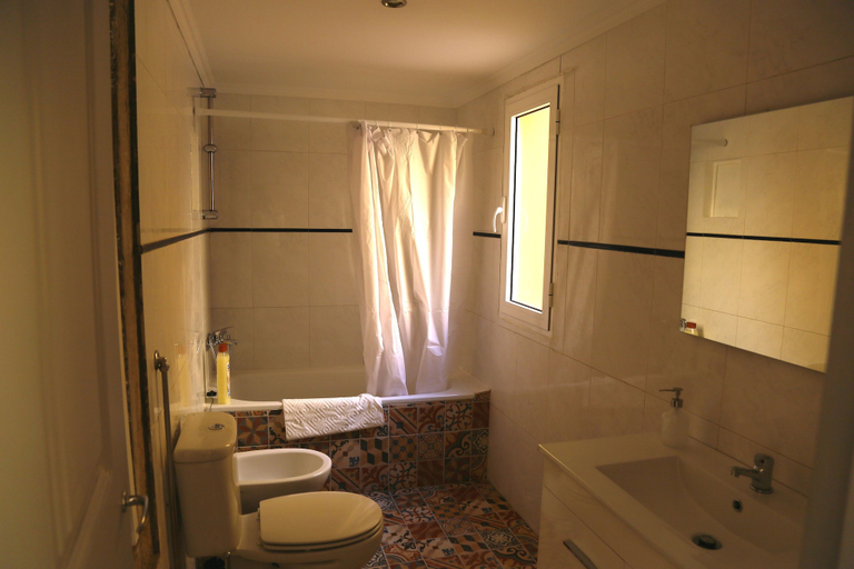 Bathroom, Apartment With Yard in Alfama, Lisbon
