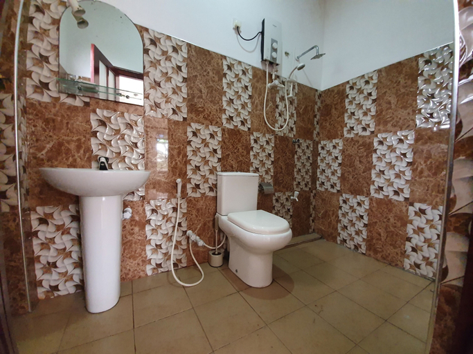 Bathroom 3, Clara guest, Hikkaduwa