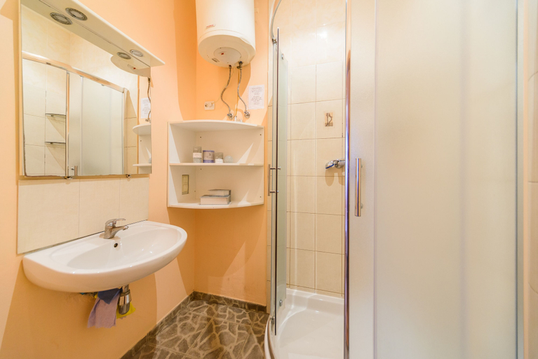 Bathroom 3, Apartments Kreshchatik 17-13, Shevchenkivs'kyi