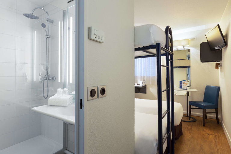 Bathroom 3, Comfort Hotel Paris Porte d'Ivry, Val-de-Marne