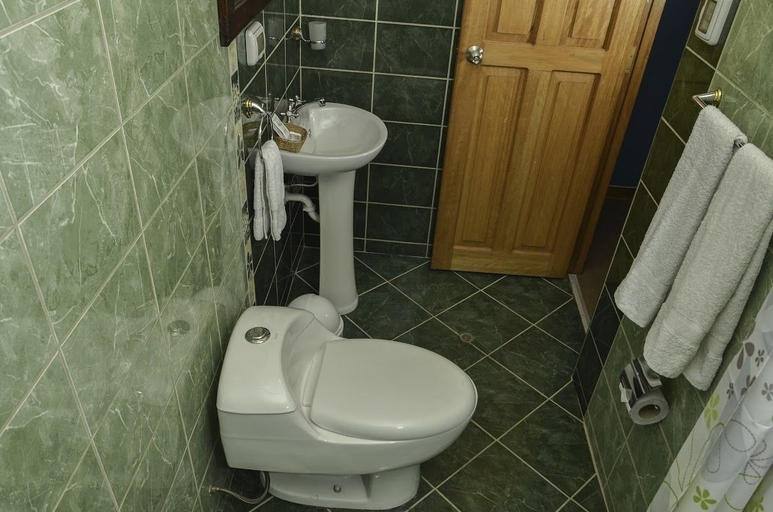 Bathroom 3, Hotel Príncipe II, Cusco