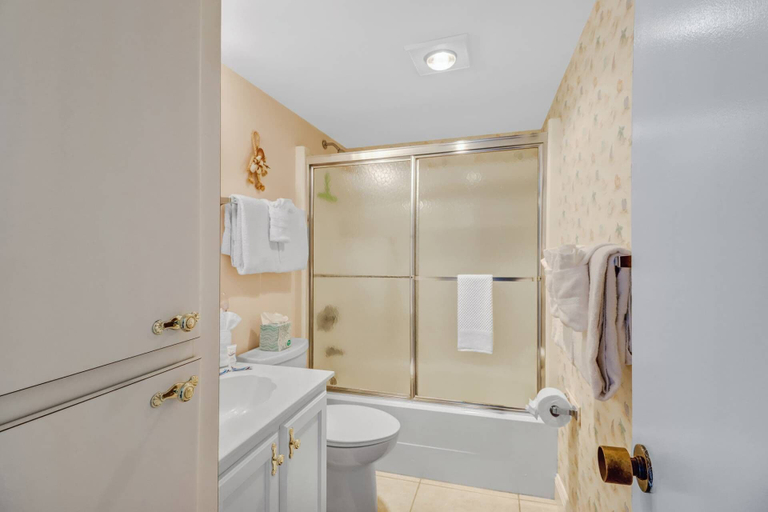 Bathroom 4, Beach & Tennis 3701, Lee