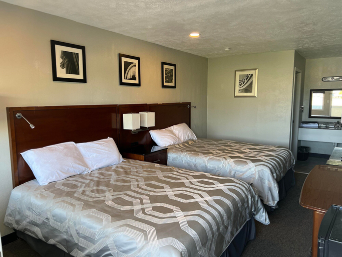 Bedroom 4, Maple Tree Inn, Laclede
